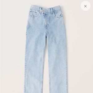 Abercrombie Light Wash 90’s straight Ultra High Rise Curve Love Jeans.